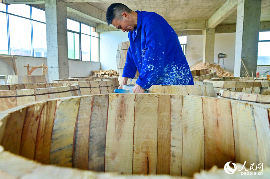 吉安市永新縣禾川鎮的一家制鼓廠，鞔鼓手藝人在制作木質鼓筒。人民網 朱海鵬攝