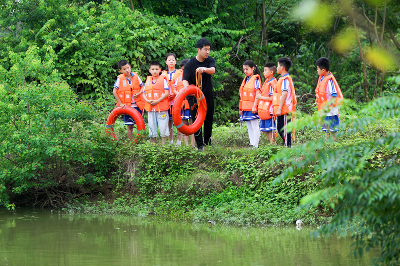 上高縣翰堂鎮中心小學的老師正在教學生如何使用救生圈。陳旗海攝