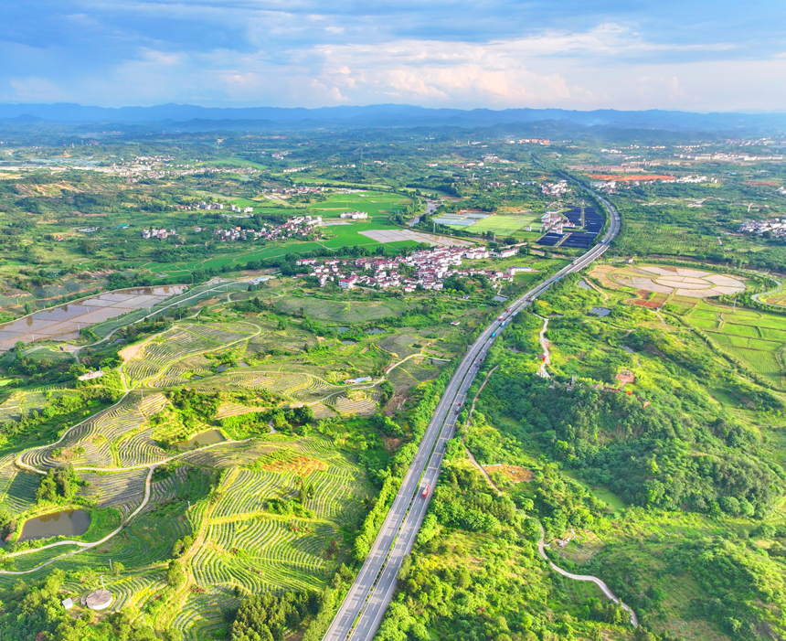 撫州市南豐縣萊溪鄉，濟廣高速公路車輛疾馳，沿線鄉村綠色生態美景怡人。人民網 朱海鵬攝