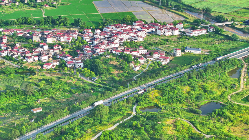 撫州市南豐縣萊溪鄉，濟廣高速公路車輛疾馳，沿線鄉村綠色生態美景怡人。人民網 朱海鵬攝