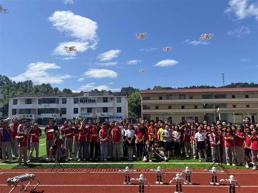 资溪县嵩市中心小学学生观看无人机编队表演。潘欣意摄 