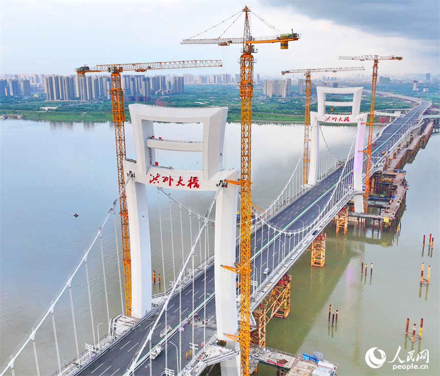 南昌市洪州大橋項目建設現場，建設者在進行附屬工程施工。人民網 朱海鵬攝