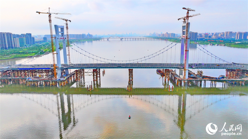 南昌市洪州大橋項目建設現場，建設者在進行附屬工程施工。人民網 朱海鵬攝