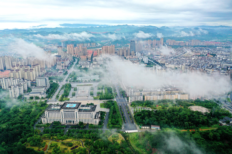 上高县县城掩映在雨后云雾之中，如梦如幻，宛若仙境，美不胜收。陈旗海摄