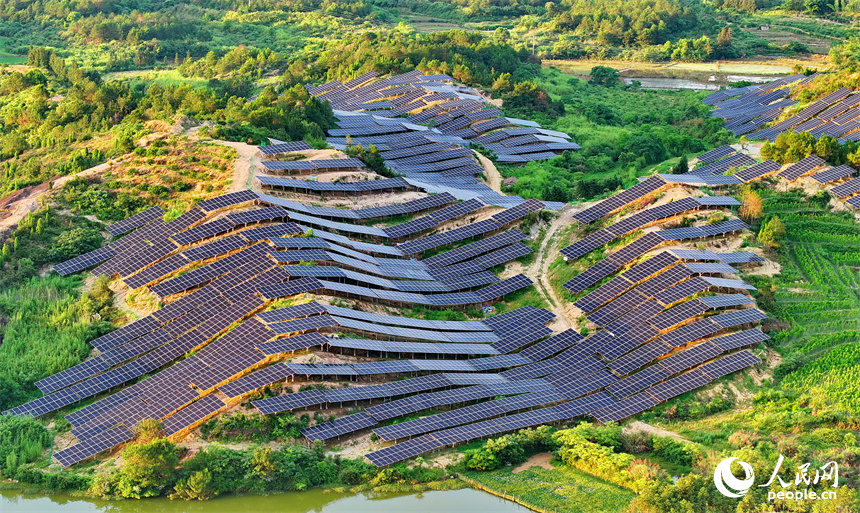 撫州市南豐縣萊溪鄉，鱗次櫛比的光伏組件分布在荒山坡上，源源不斷地轉化成電能並入電網輸往各地。人民網 朱海鵬攝