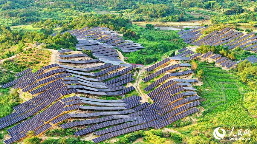 撫州市南豐縣萊溪鄉，鱗次櫛比的光伏組件分布在荒山坡上，源源不斷地轉化成電能並入電網輸往各地。人民網 朱海鵬攝