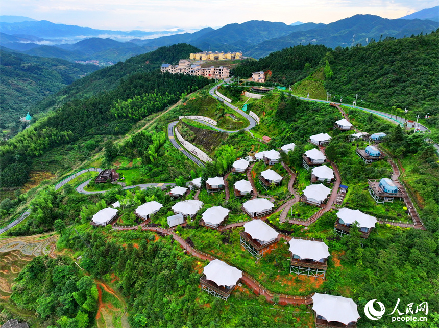 吉安市遂川縣左安鎮桃源村，層層疊疊的梯田、郁郁蔥蔥的樹木與星羅棋布的民宿相映襯，風景如畫。人民網 朱海鵬攝