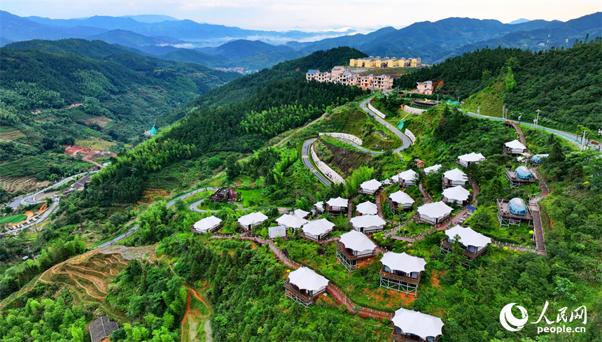 吉安市遂川縣左安鎮桃源村，層層疊疊的梯田、郁郁蔥蔥的樹木與星羅棋布的民宿相映襯，風景如畫。人民網 朱海鵬攝