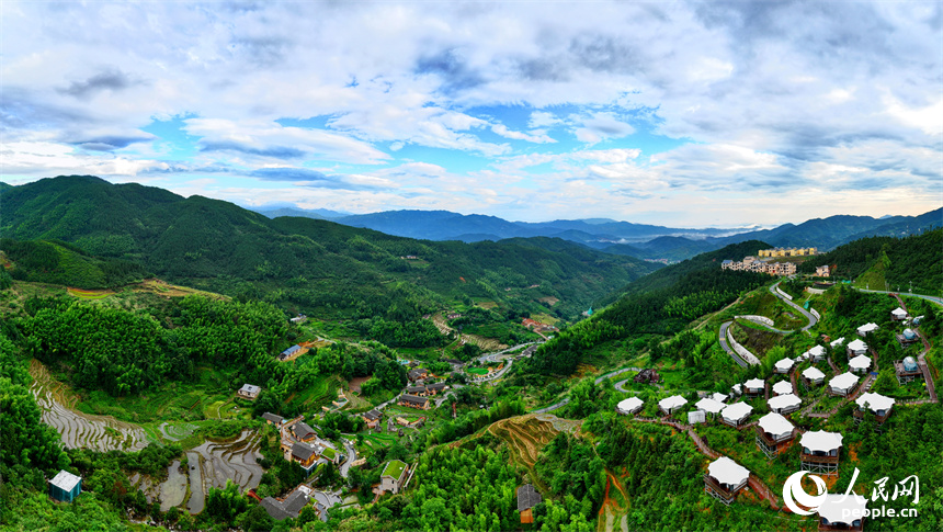 吉安市遂川县左安镇桃源村，层层叠叠的梯田、郁郁葱葱的树木与星罗棋布的民宿相映衬，风景如画。人民网 朱海鹏摄