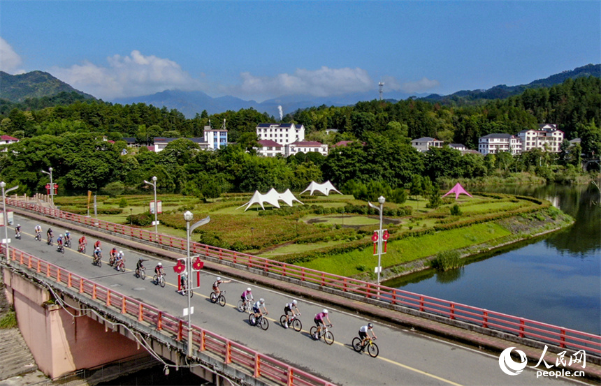 騎行選手們在賽道比拼的同時，一路領略靖安山水風光。人民網記者 時雨攝