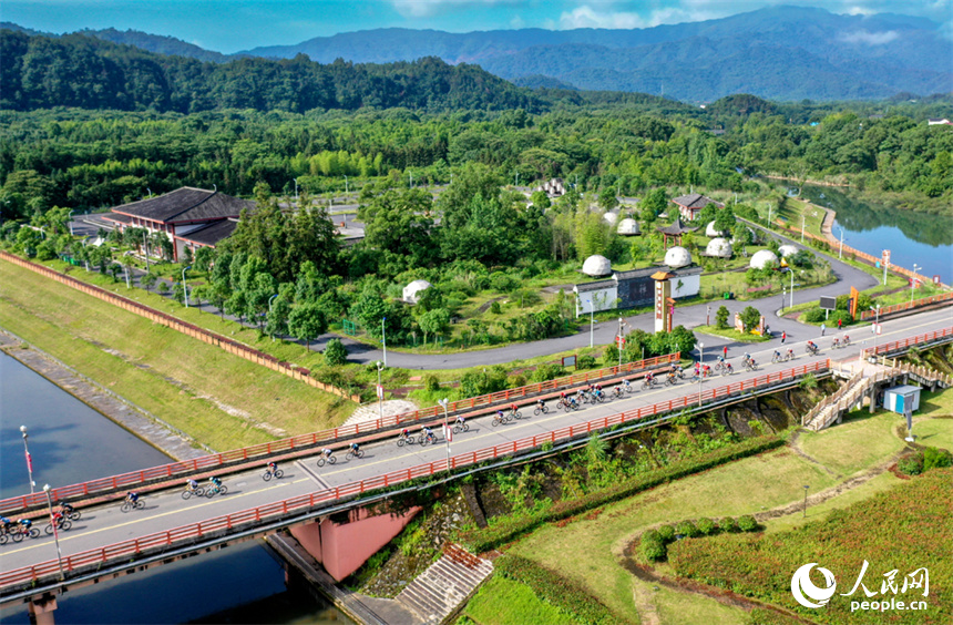 騎行選手們在賽道比拼的同時，一路領略靖安山水風光。人民網記者 時雨攝