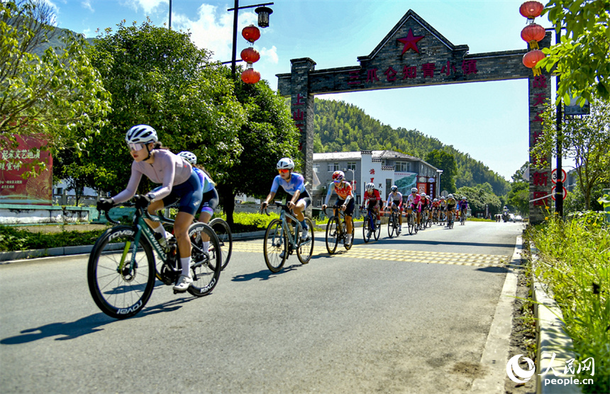 騎行選手們在賽道比拼的同時，一路領略靖安山水風光。人民網記者 時雨攝