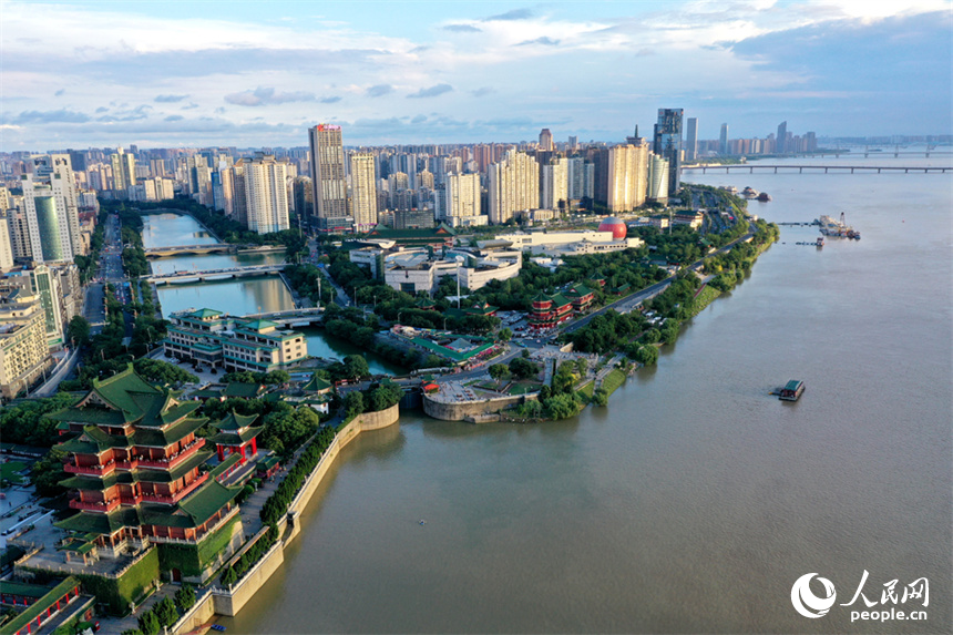 象湖湖水流进抚河故道后，进入赣江。人民网记者 时雨摄