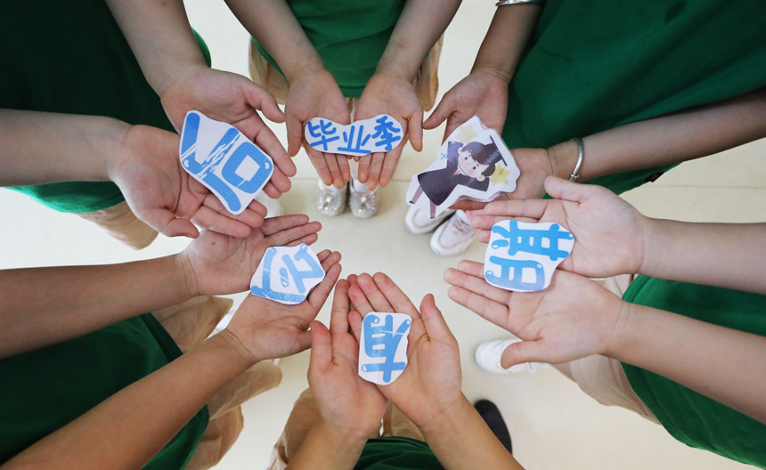 幼兒園的小朋友們正擺動造型拍攝創意畢業照，留住幼兒園的快樂時光。饒方其攝