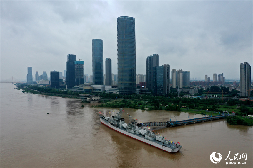 洪水过境，赣江南昌段水位快速上涨。图为20日赣江南昌段水位实况。人民网记者 时雨摄