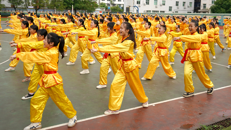 6月20日，江西省宜春市上高縣徐家渡中心小學的孩子們正在合練武術操。陳旗海攝