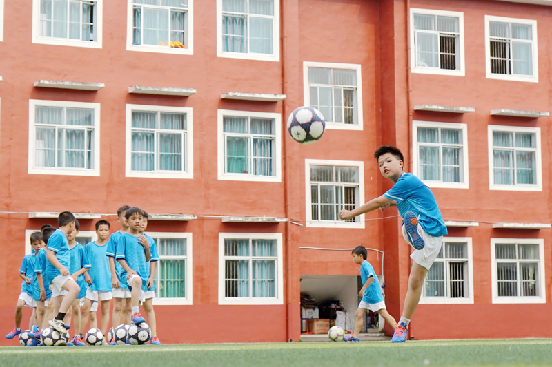 6月20日，江西省宜春市上高縣徐家渡中心小學的孩子們正在練習足球定點射門。陳旗海攝