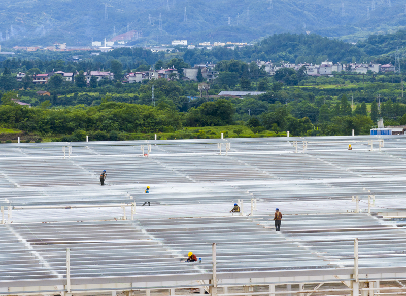 6月20日，位于江西省抚州市南丰县洽湾镇的汽车零部件产业园项目施工现场，工人正在抢抓工期赶进度。谢东摄