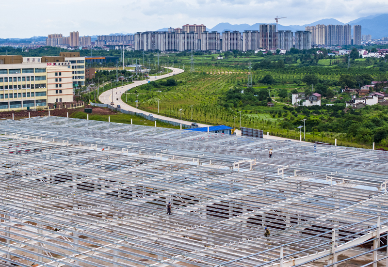 6月20日，位于江西省抚州市南丰县洽湾镇的汽车零部件产业园项目施工现场，工人正在抢抓工期赶进度。谢东摄