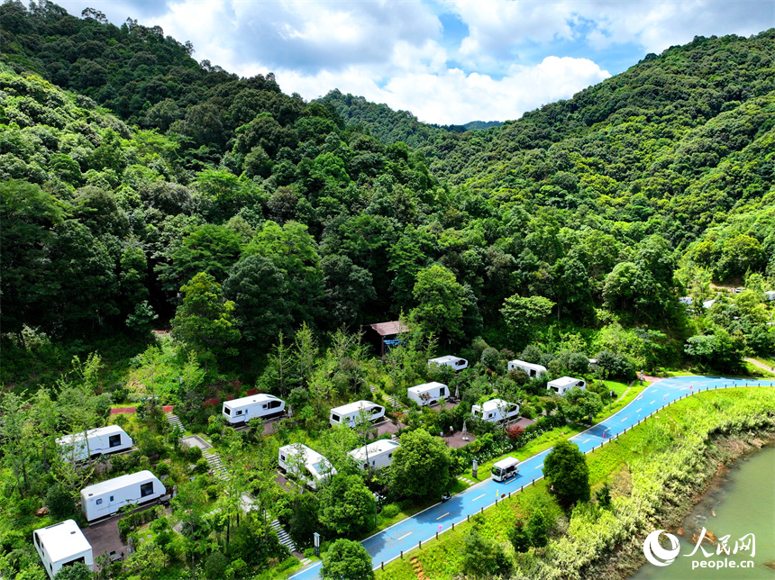 安远县三百山镇咀下村的房车露营基地，一辆辆房车错落有致分布，与森林、水系、游步道相互映衬，成为乡村旅游的好去处。人民网 朱海鹏摄