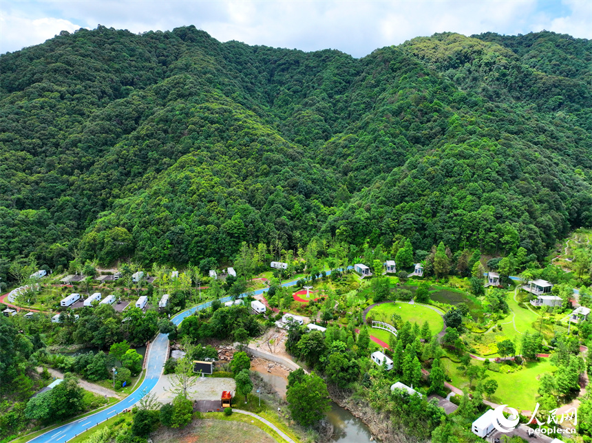 安远县三百山镇咀下村的房车露营基地，一辆辆房车错落有致分布，与森林、水系、游步道相互映衬，成为乡村旅游的好去处。人民网 朱海鹏摄