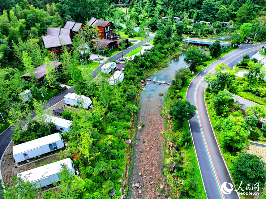 安远县三百山镇咀下村的房车露营基地，一辆辆房车错落有致分布，与森林、水系、游步道相互映衬，成为乡村旅游的好去处。人民网 朱海鹏摄