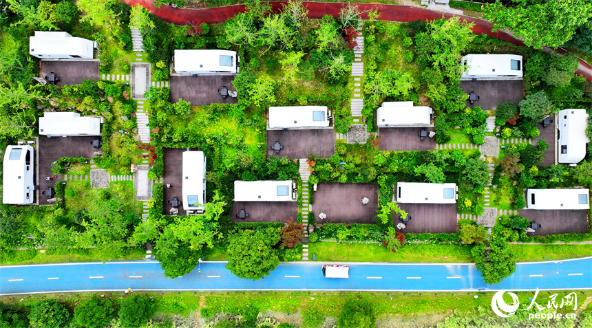 安遠縣三百山鎮咀下村的房車露營基地，一輛輛房車錯落有致分布，與森林、水系、游步道相互映襯，成為鄉村旅游的好去處。人民網 朱海鵬攝