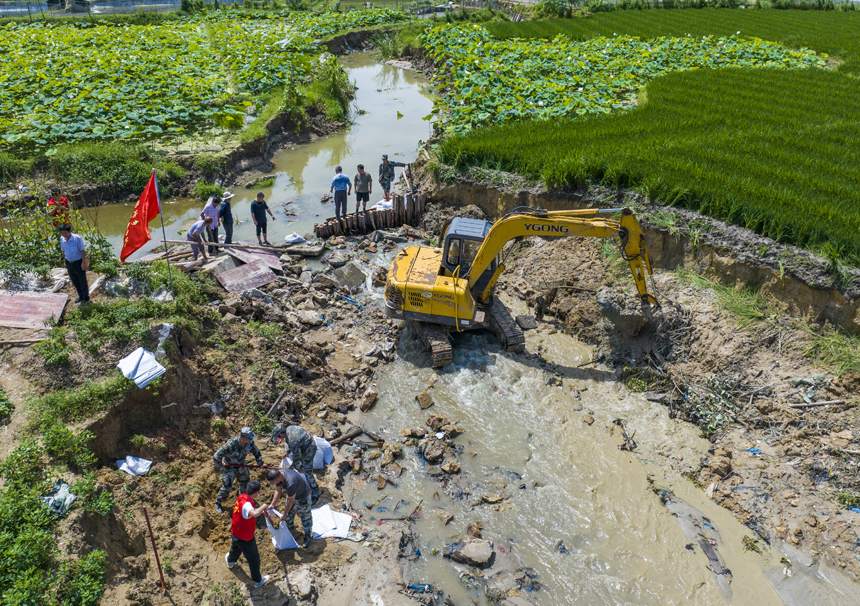 南丰县傅坊乡石咀村，民兵、志愿者和村民正在对沟渠进行疏浚和修复，保障农业灌溉用水需求。谢东摄