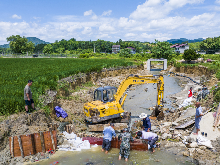 南丰县傅坊乡石咀村，民兵、志愿者和村民正在对沟渠进行疏浚和修复，保障农业灌溉用水需求。谢东摄