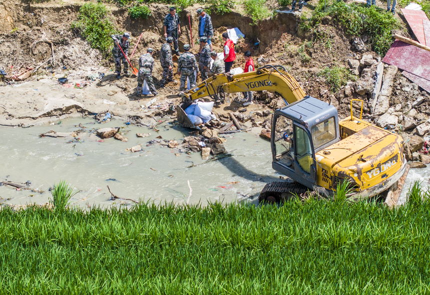 南丰县傅坊乡石咀村，民兵、志愿者和村民正在对沟渠进行疏浚和修复，保障农业灌溉用水需求。谢东摄