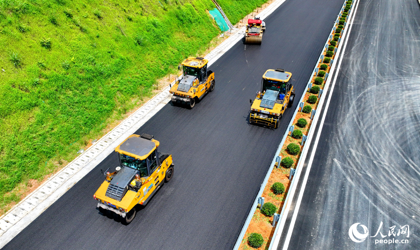 赣州市宁都县梅江镇，S448宁都城区段公路改建工程现场，一派火热的施工景象。人民网 朱海鹏摄