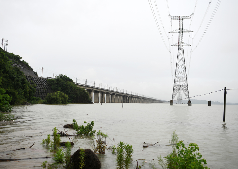 高水位下的衢九鐵路鄱陽湖特大橋。胡國林攝