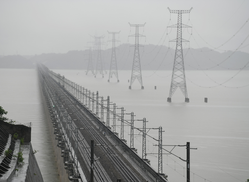 高水位下的衢九铁路鄱阳湖特大桥。胡国林摄