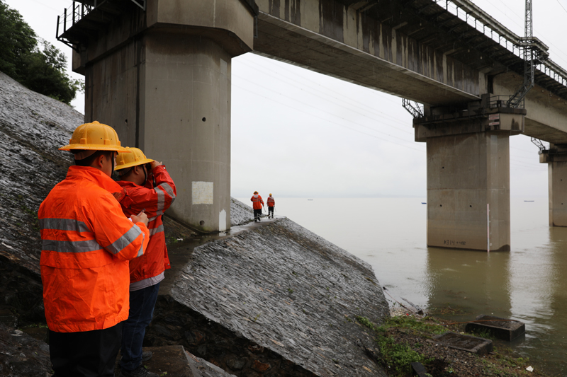 南铁九江桥工段桥梁工冒雨对九景衢铁路鄱阳湖大桥进行检查。王浩摄