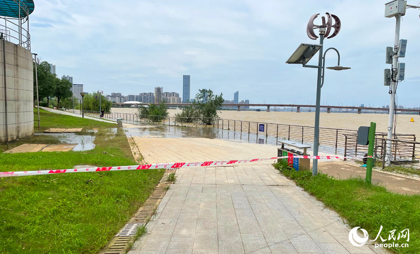 贛江水位上漲，部分沿江步道拉起警戒線。（手機拍攝）人民網記者 毛思遠攝