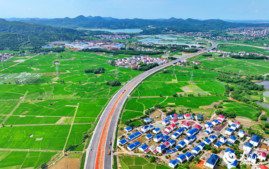 建設中的江西省撫州市東鄉區東臨環城高速公路如同長龍橫亙大地，與沿線田園、房舍相互映襯。人民網 朱海鵬攝