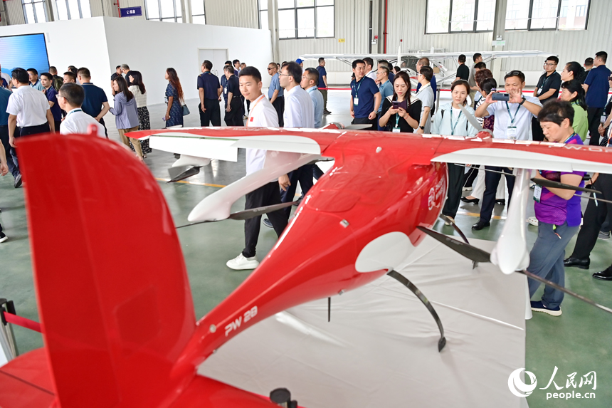 赣州市南康区的中国赣州低空经济产业园，参观者在观看航空飞行器和航模装备产品展。人民网 朱海鹏摄