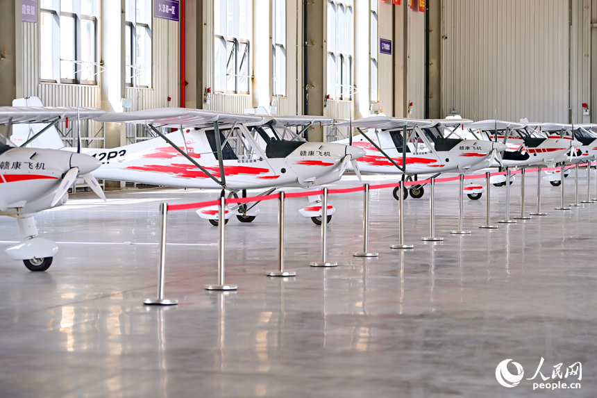 赣州市南康区的中国赣州低空经济产业园展示的轻型运动飞机。人民网 朱海鹏摄