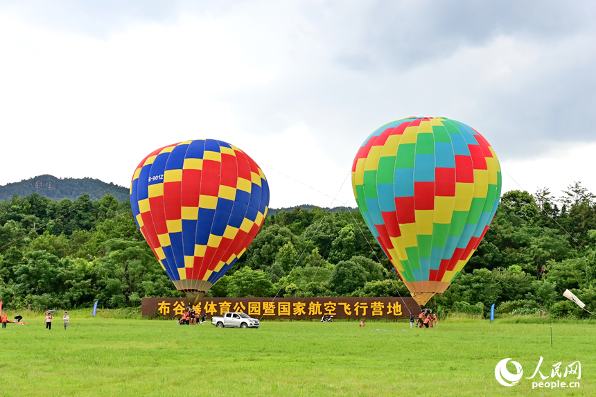 赣州市南康区的布谷寨体育公园，热气球飞行爱好者在进行热气球试飞展示。人民网 朱海鹏摄