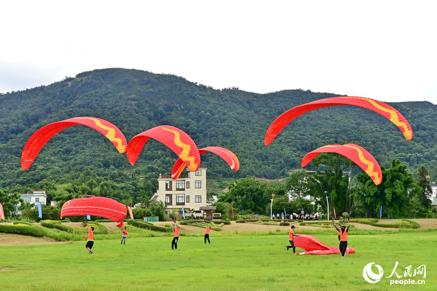 赣州市南康区的布谷寨体育公园，滑翔伞爱好者在进行滑翔伞飞行技能培训。人民网 朱海鹏摄