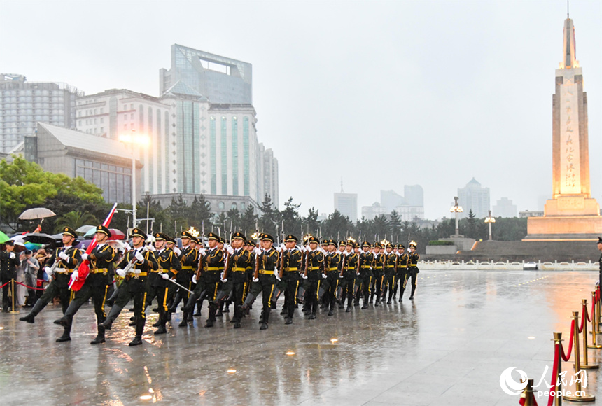 7月1日清晨，南昌市在八一廣場舉行了主題為“弘揚愛國志 奮進新征程”的升國旗活動。人民網記者 時雨攝