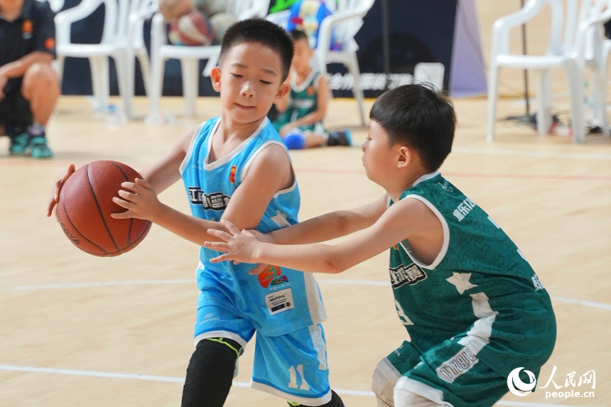 2024江西省小籃球聯賽總決賽上，選手們在球場比拼。人民網記者 時雨攝