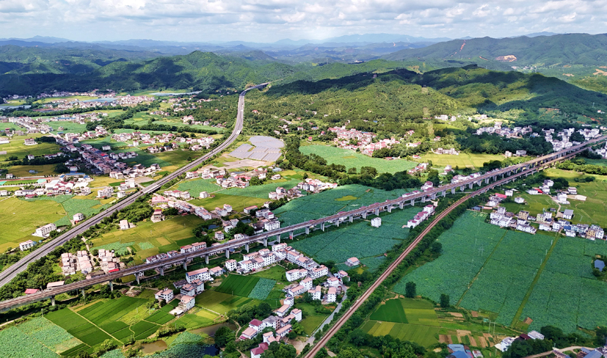 贛州市會昌縣西江鎮大田村，產業大棚、富硒水稻、客家民居相映成景，一幅秀美的鄉村畫卷徐徐鋪展。呂春華攝