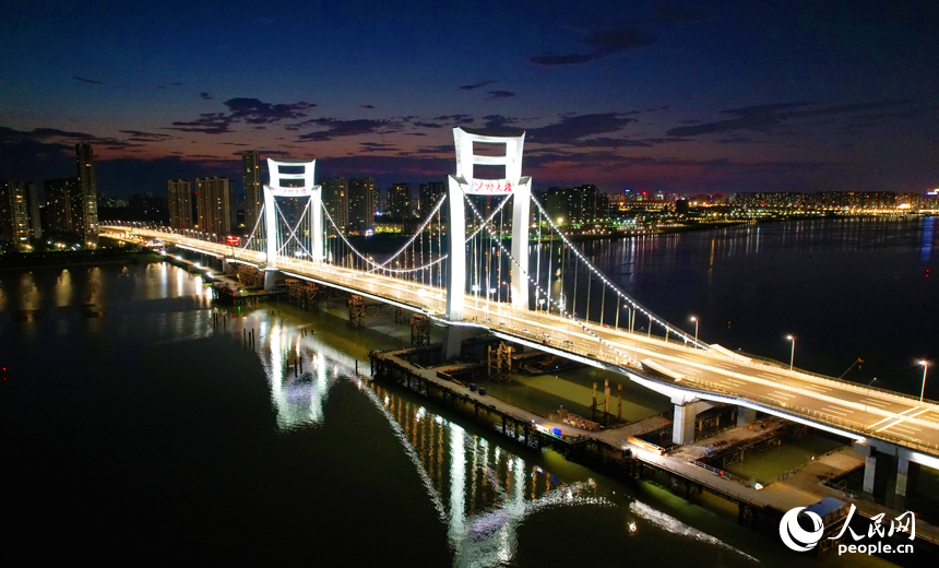 7月4日，夜色中的洪州大桥华灯璀璨，美轮美奂。人民网记者 毛思远摄