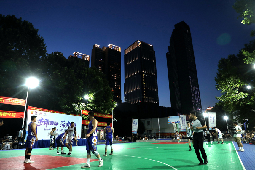 江西省首届“工BA”篮球赛在南昌市红谷滩区举行。人民网记者 时雨摄