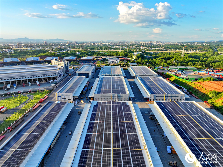 贛州市南康區龍嶺鎮的零散貨物倉儲倉庫頂棚，一塊塊藍色的太陽能光伏發電板整齊排列、熠熠生輝。人民網 朱海鵬攝