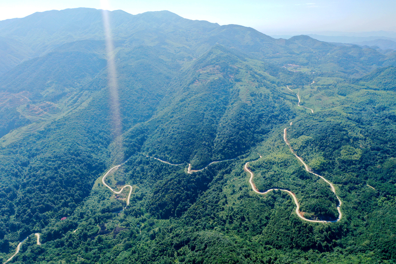 上高县南港镇大窝里村盘山公路，犹如一条彩带缠绕在崇山峻岭之中，景美如画。陈旗海摄