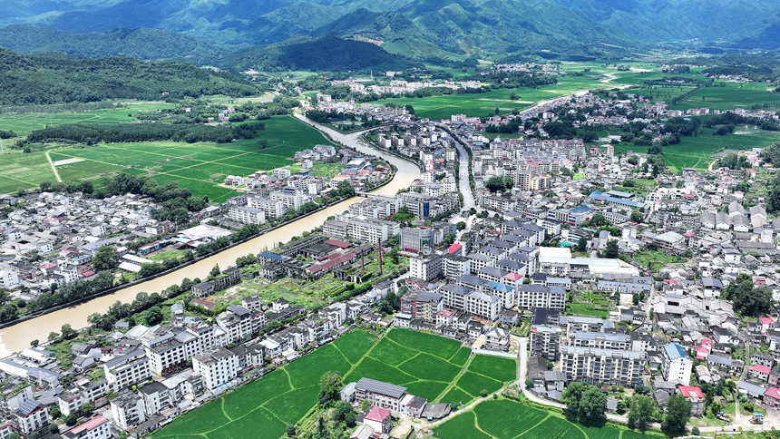 雨后初晴的宜丰县，郁郁葱葱的青山与稻田、民居、道路浑然一体，构成一幅诗意画卷。何贱来摄