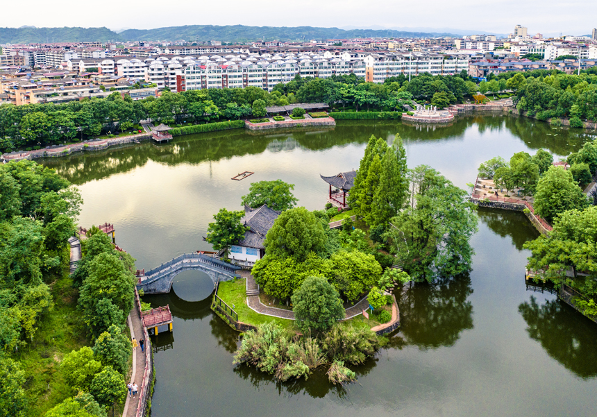 航拍南丰县琴湖公园，市民在休闲健身，放松心情，乐享美好生活。谢东摄