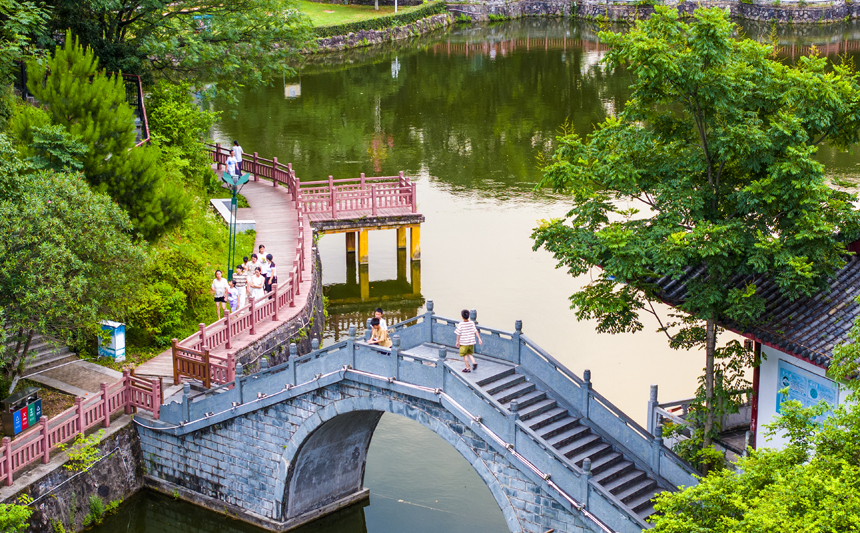 航拍南豐縣琴湖公園，市民在休閑健身，放鬆心情，樂享美好生活。謝東攝